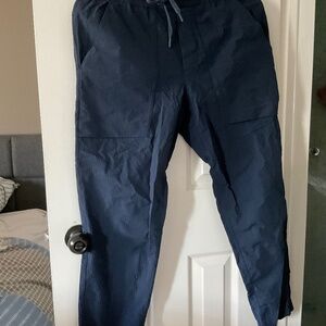 Men’s navy Lululemon Bowline Pant Seersucker Medium 27 inch inseam
